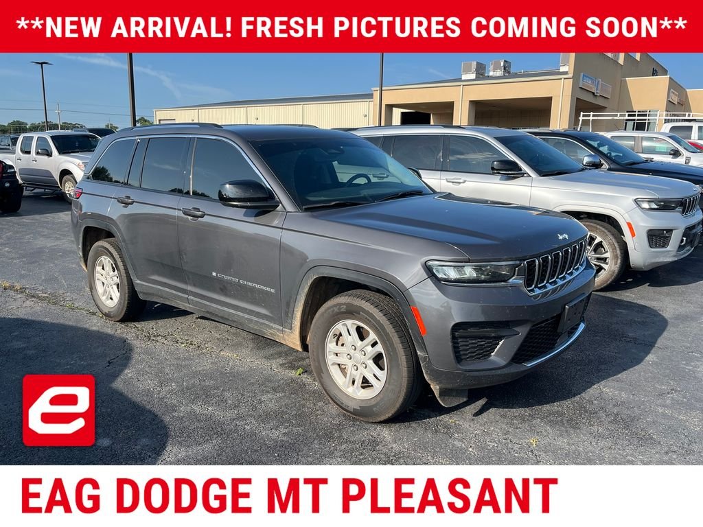 Used 2023 Gray Jeep Laredo image 1