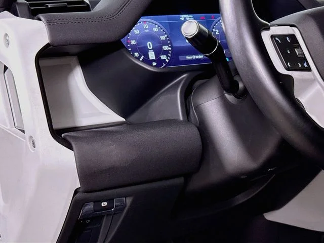 Used 2021 Eiger Grey Metallic Land Rover SE image 10