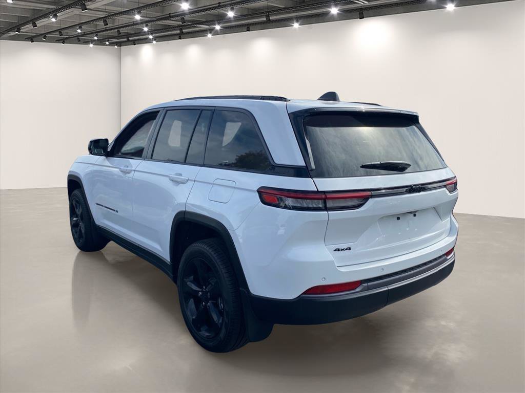 New 2026 Bright White Clear-Coat Exterior Paint Jeep Limited image 3
