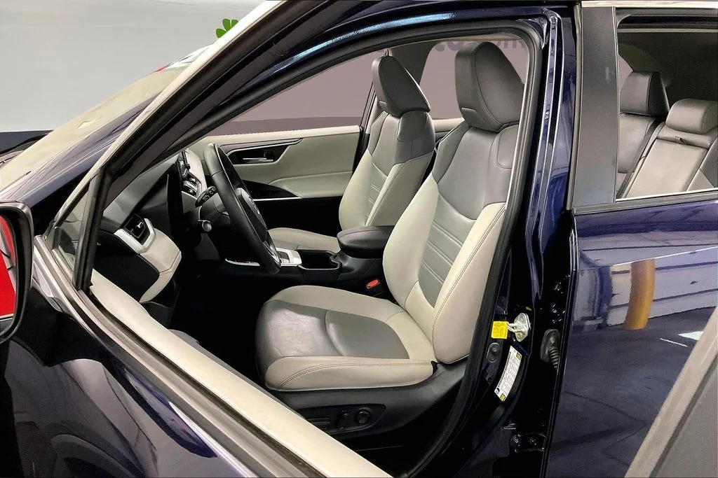 Used 2022 Blue Toyota XLE Premium image 29