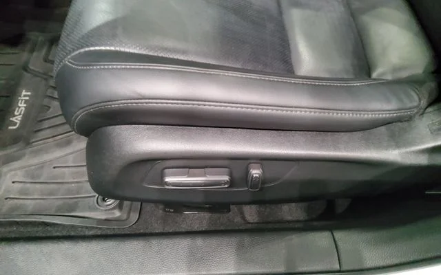 Used 2023 Silver Honda EX-L image 25