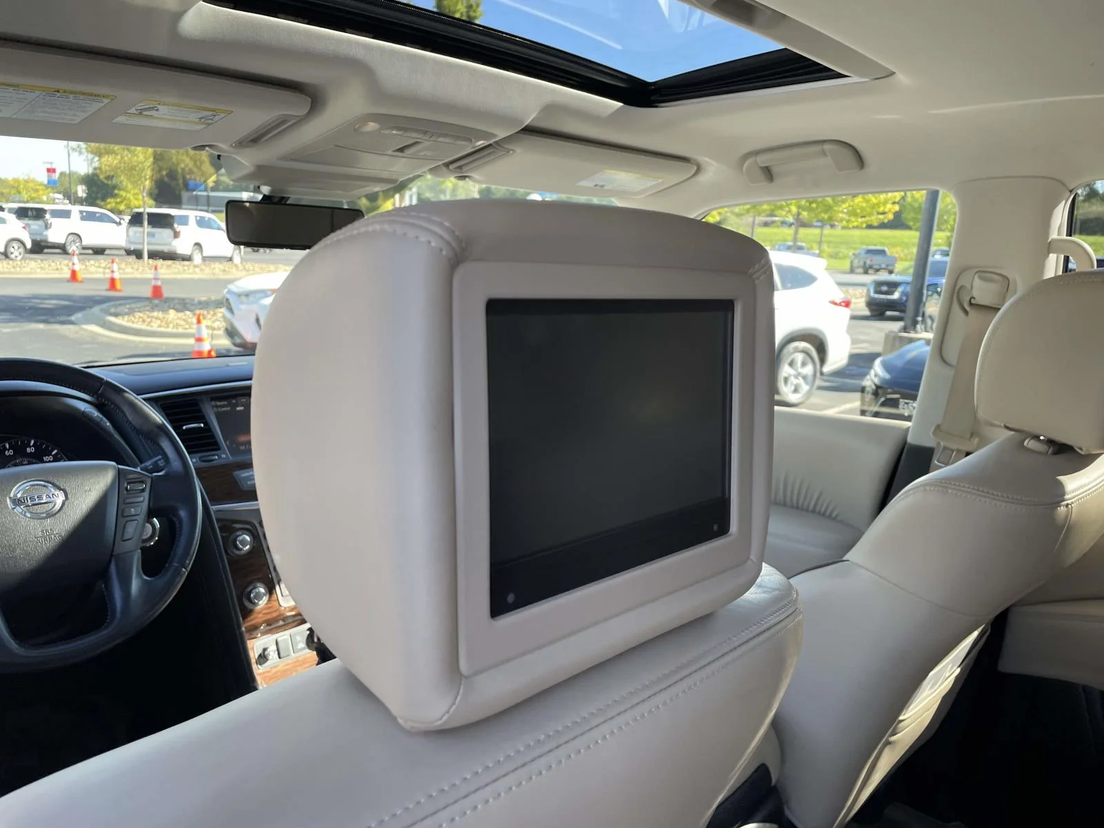 Used 2020 White Nissan Platinum 4WD image 14