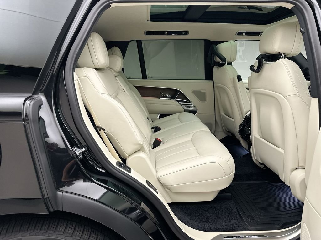 New 2027 Santorini Black Land Rover SE image 7