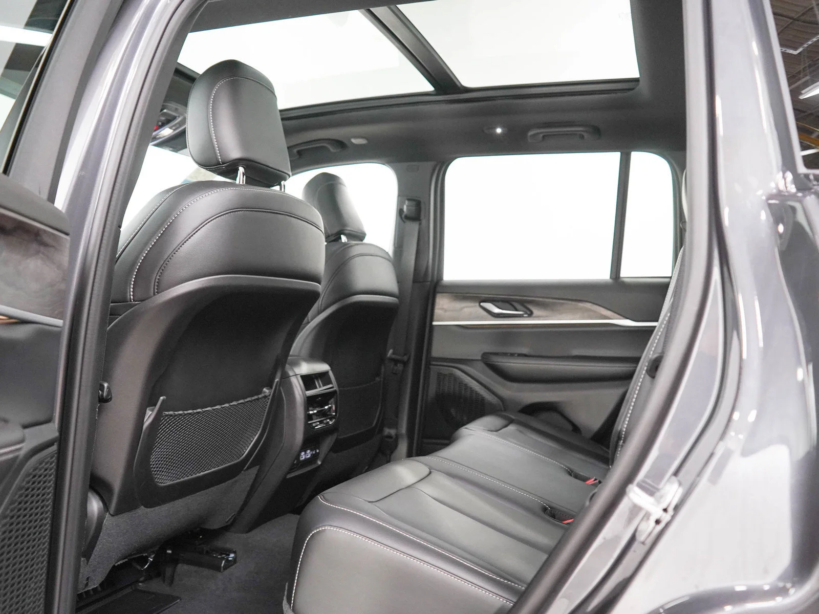Used 2025 Baltic Gray Metallic Clearcoat Jeep Limited image 18
