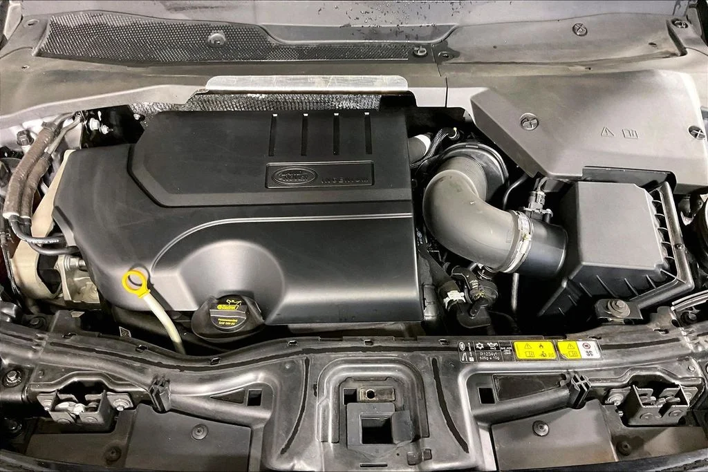 Used 2020  Land Rover SE image 9