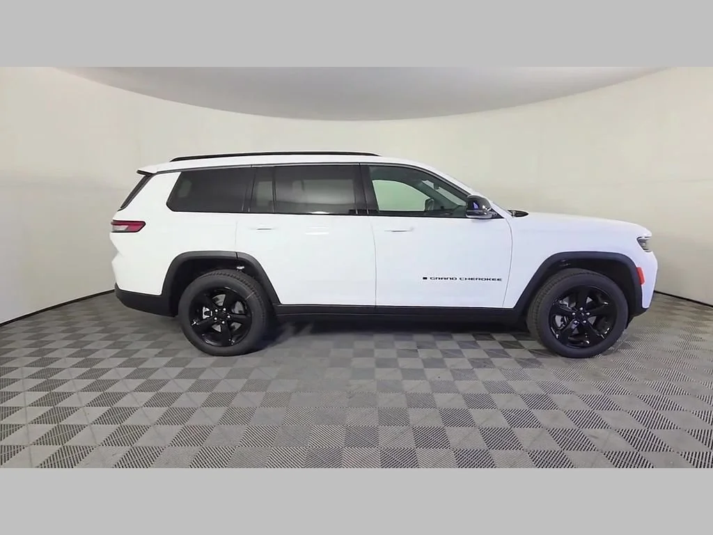 New 2026 Bright White Clear-Coat Exterior Paint Jeep Limited image 23