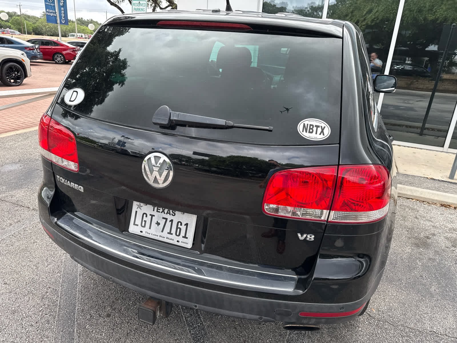 Used 2006 Black Volkswagen 4.2L V8 image 11