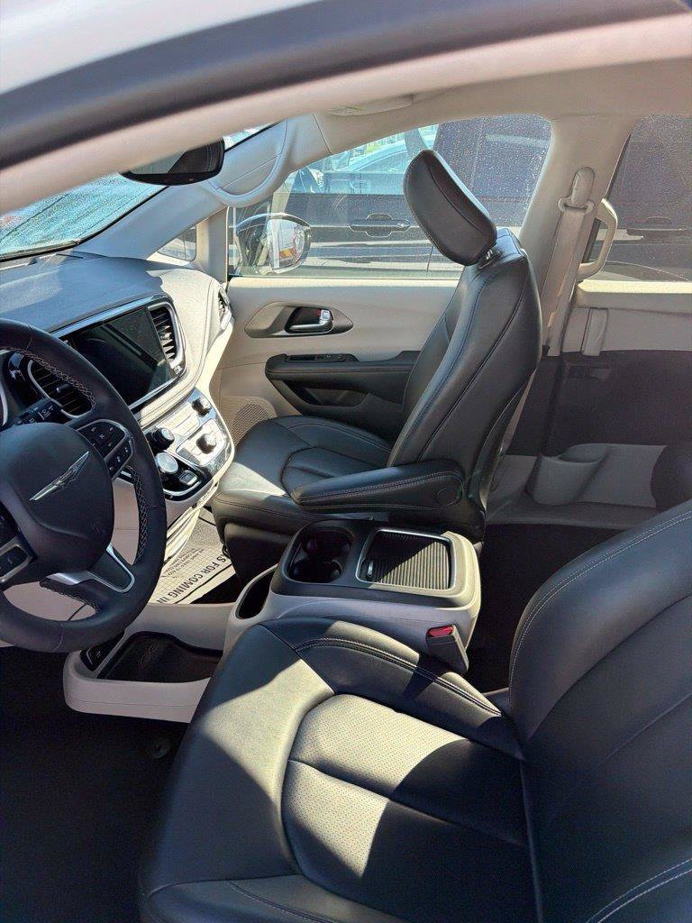 Used 2024 Bright White Clearcoat Chrysler Select image 8