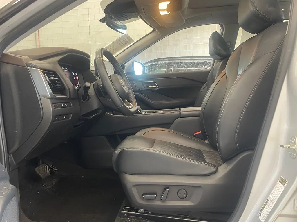 Used 2022 Silver Nissan Platinum image 10