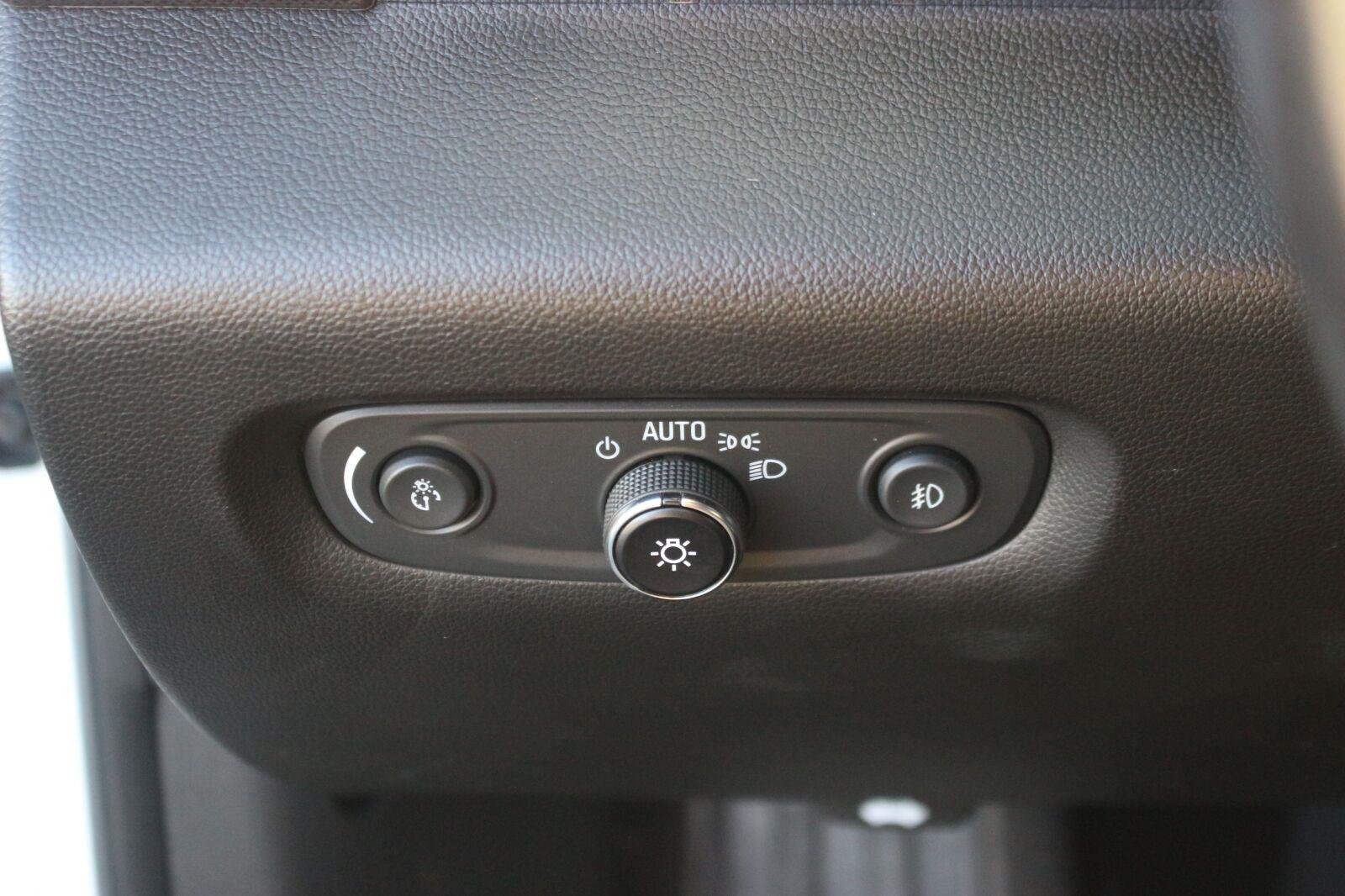 Used 2021 SUMMIT WHITE Chevrolet Premier image 32