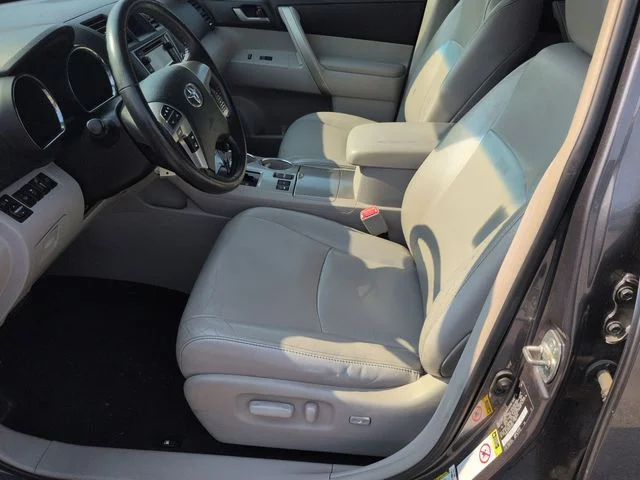 Used 2013 Gray Toyota SE image 14