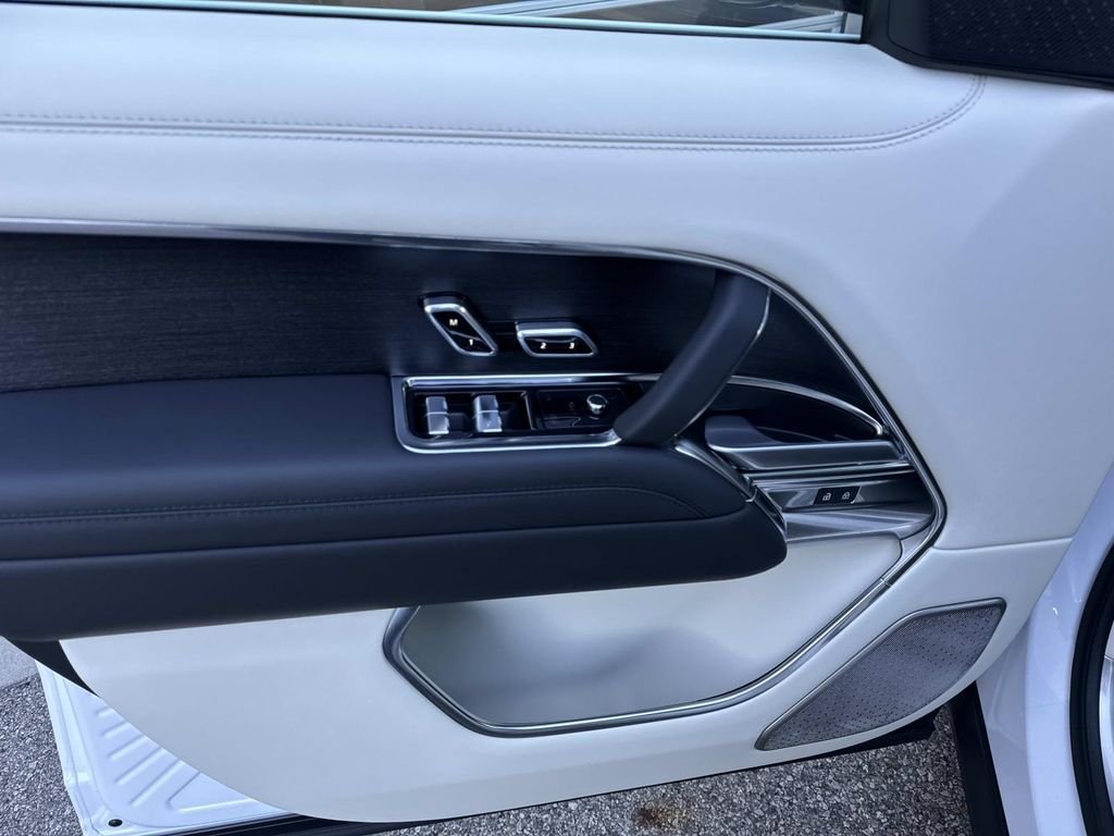 Certified Used 2024 Icy White SV Bespoke Special Effect Gloss Land Rover Autobiography image 20