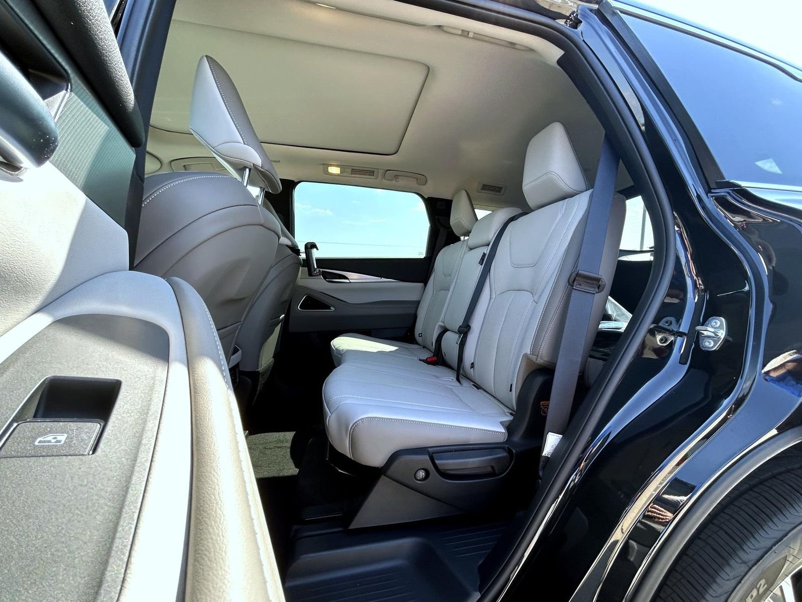 New 2027 MINERAL BLACK INFINITI Luxe AWD image 21