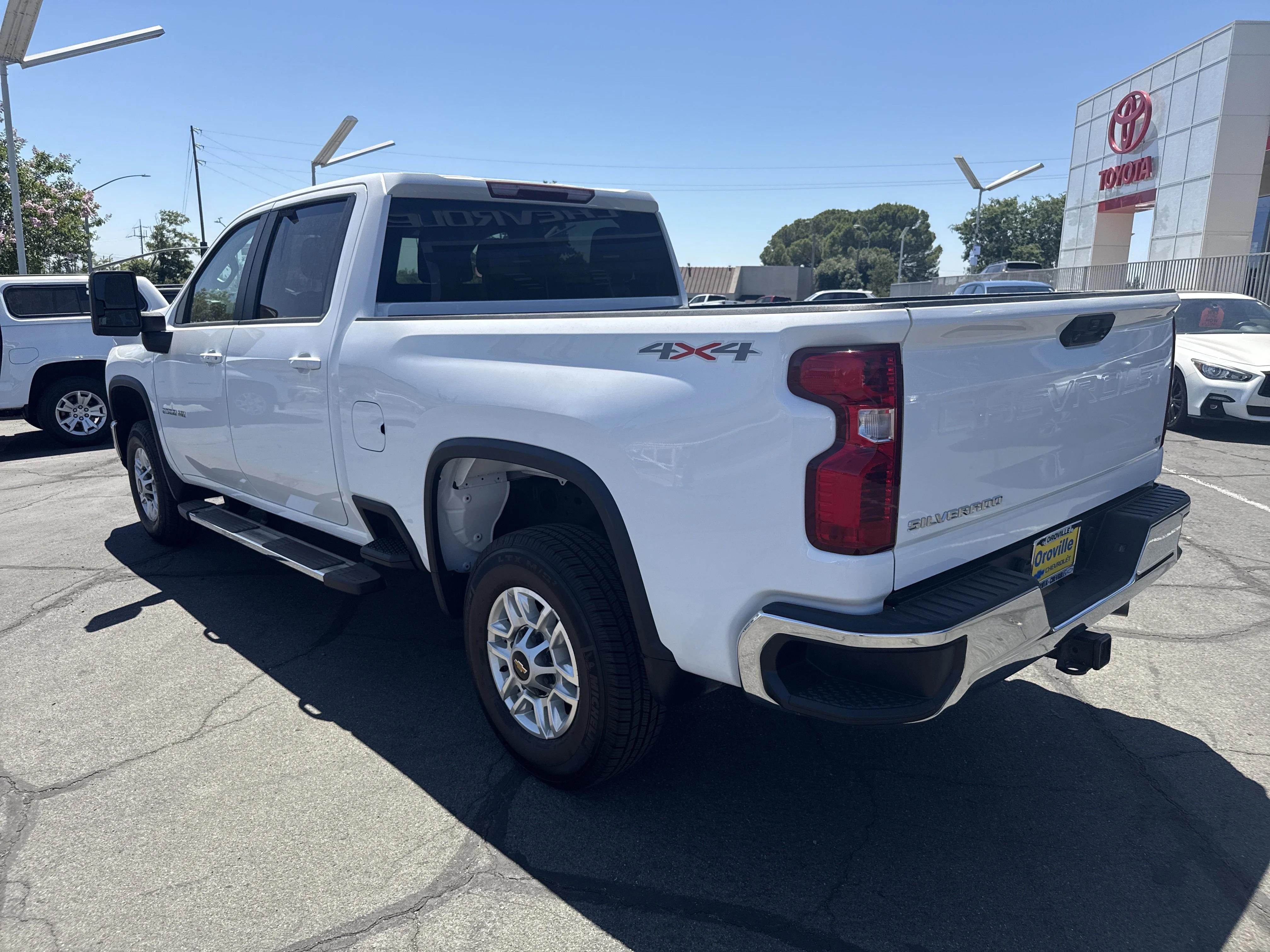 Used 2024 Summit White Chevrolet LT image 3