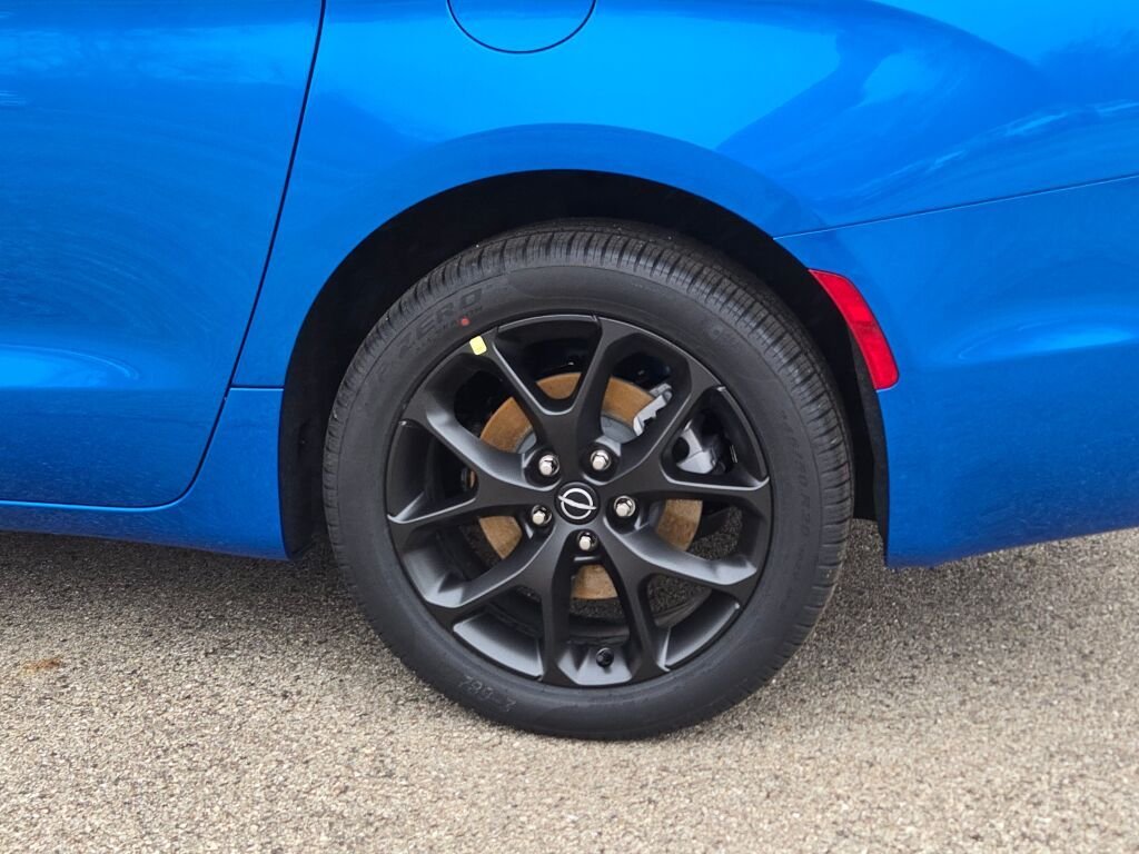 New 2026 Hydro Blue Pearl-Coat Exterior Paint Chrysler Select image 18