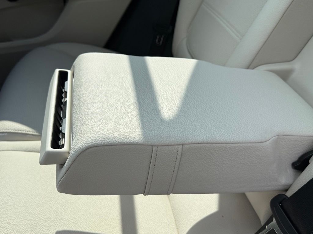 Used 2025 White Mercedes-Benz GLC 350e image 26