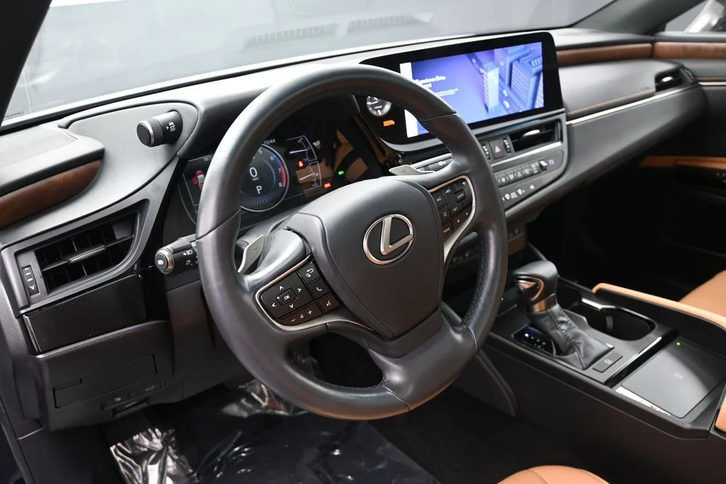 Used 2023  Lexus 350 image 18