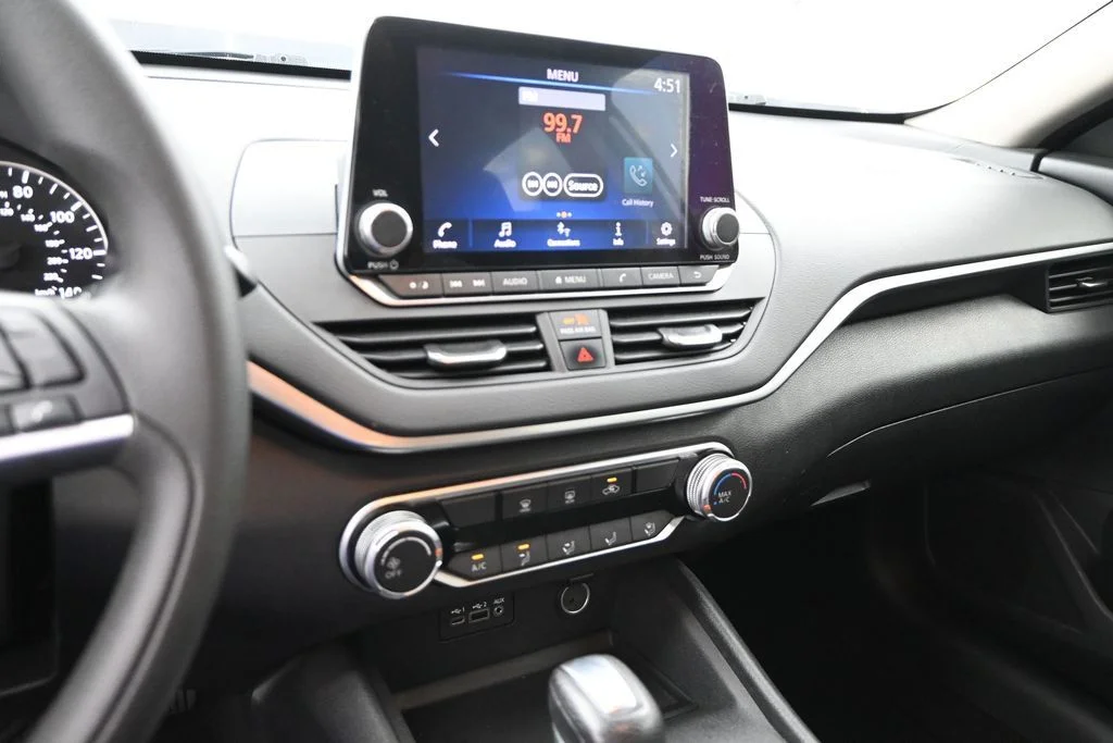 Used 2022 Silver Nissan 2.5 SV image 21