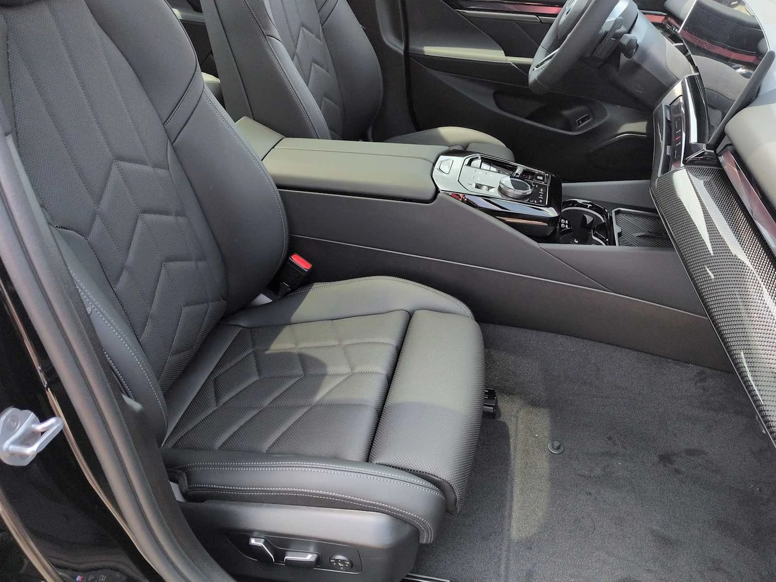 Used 2027 Black Sapphire Metallic BMW 550e xDrive image 24