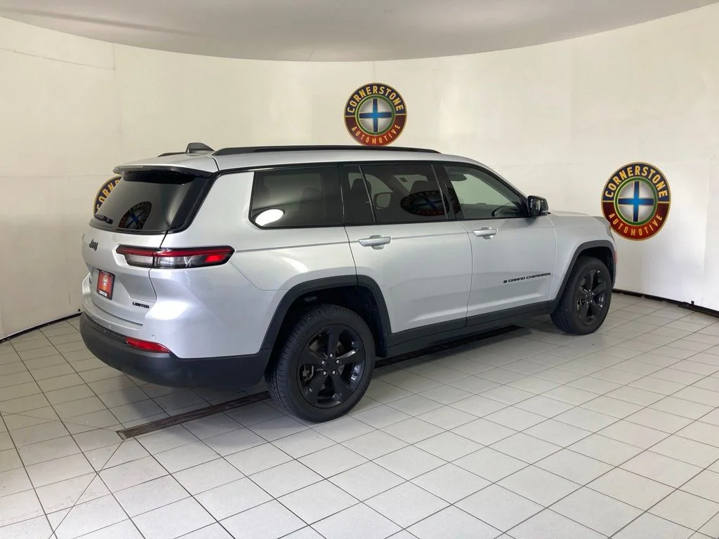 Used 2022 Silver Jeep Limited image 21