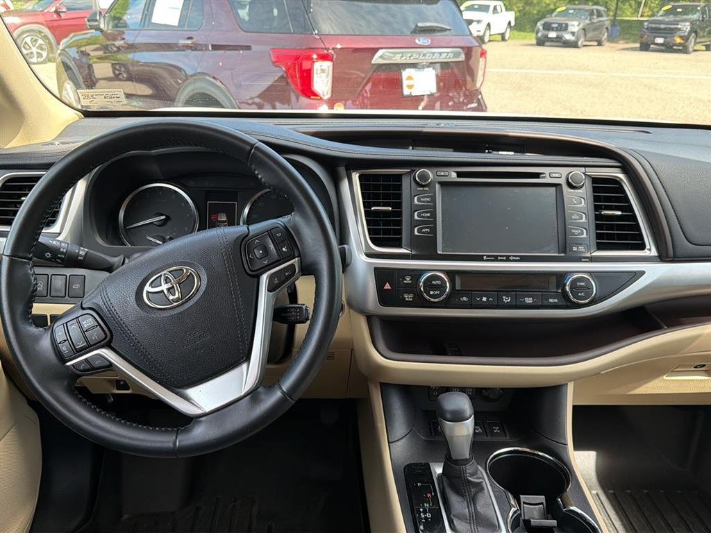 Used 2017 Blizzard Pearl Toyota XLE image 7