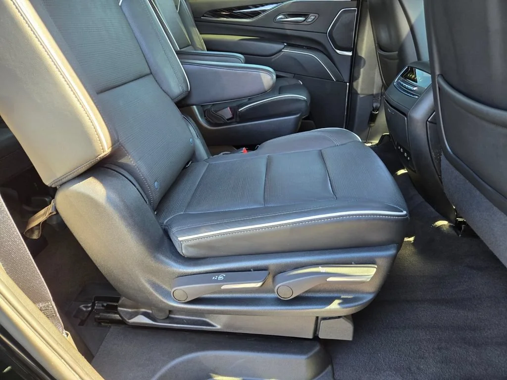 Used 2023 BLACK RAVEN Cadillac 4WD Sport image 17
