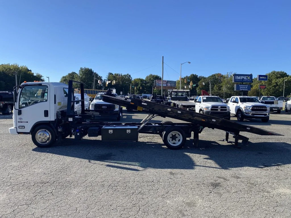 Used 2019  Isuzu Rollback image 1