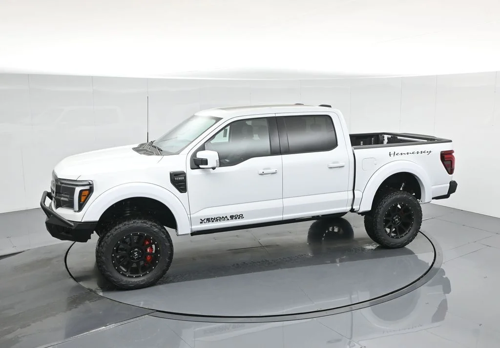 New 2025 Oxford White Ford Lariat image 46