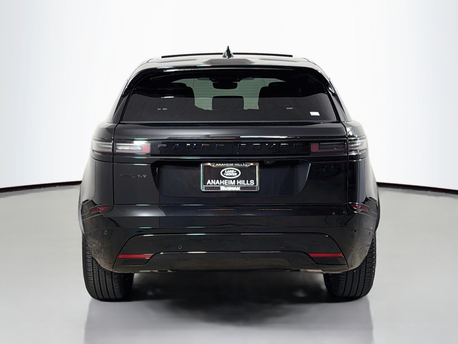 Used 2026 Santorini Black Metallic Land Rover Dynamic SE image 4