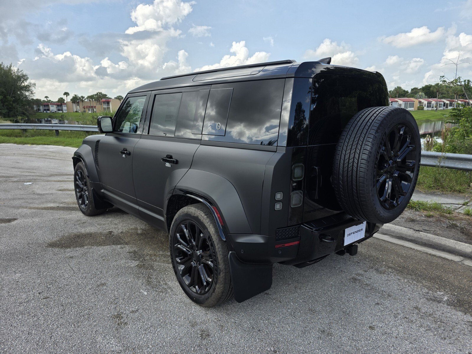 New 2026 Narvik Black Land Rover P635 OCTA Black image 2