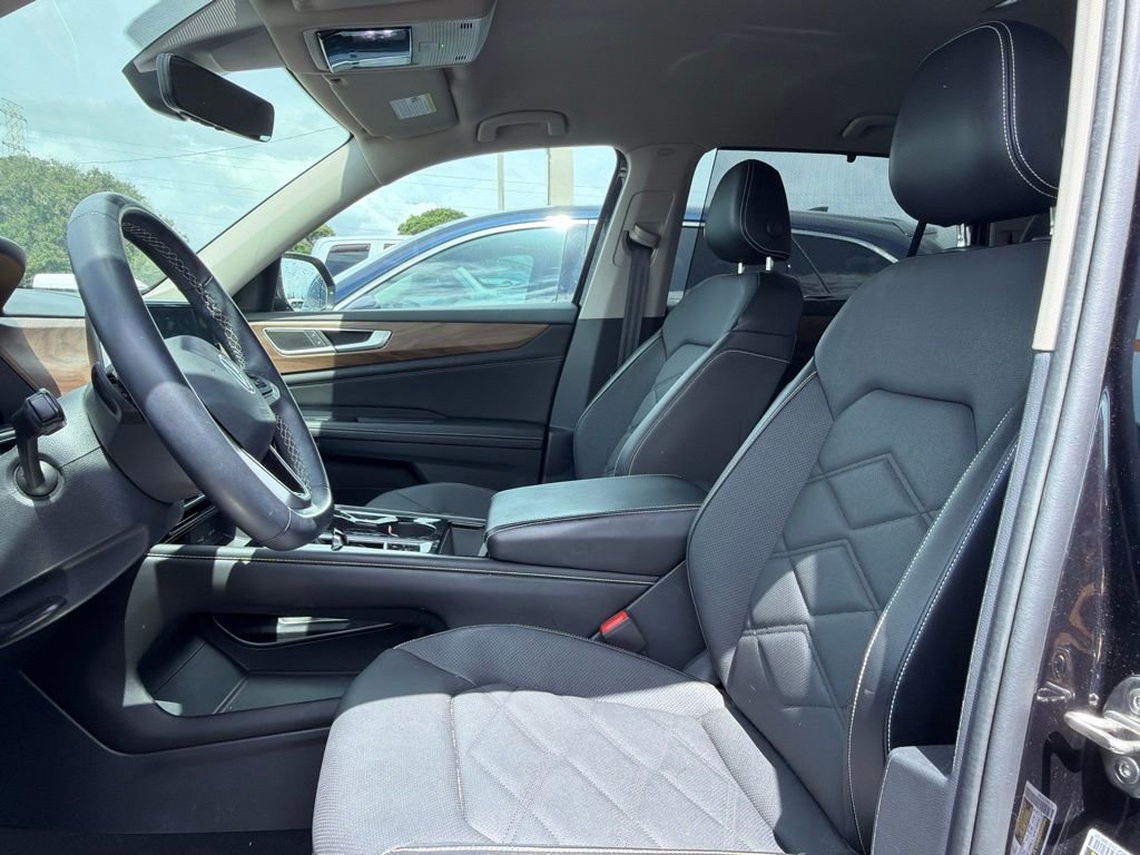 Used 2024  Volkswagen 2.0T SE w/Technology image 12