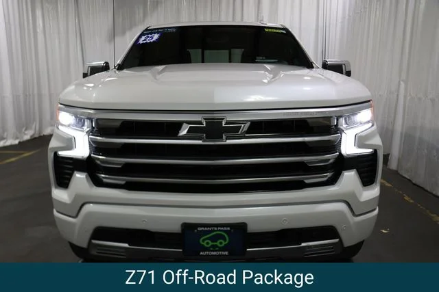 Used 2025 Pearl Chevrolet High Country image 9