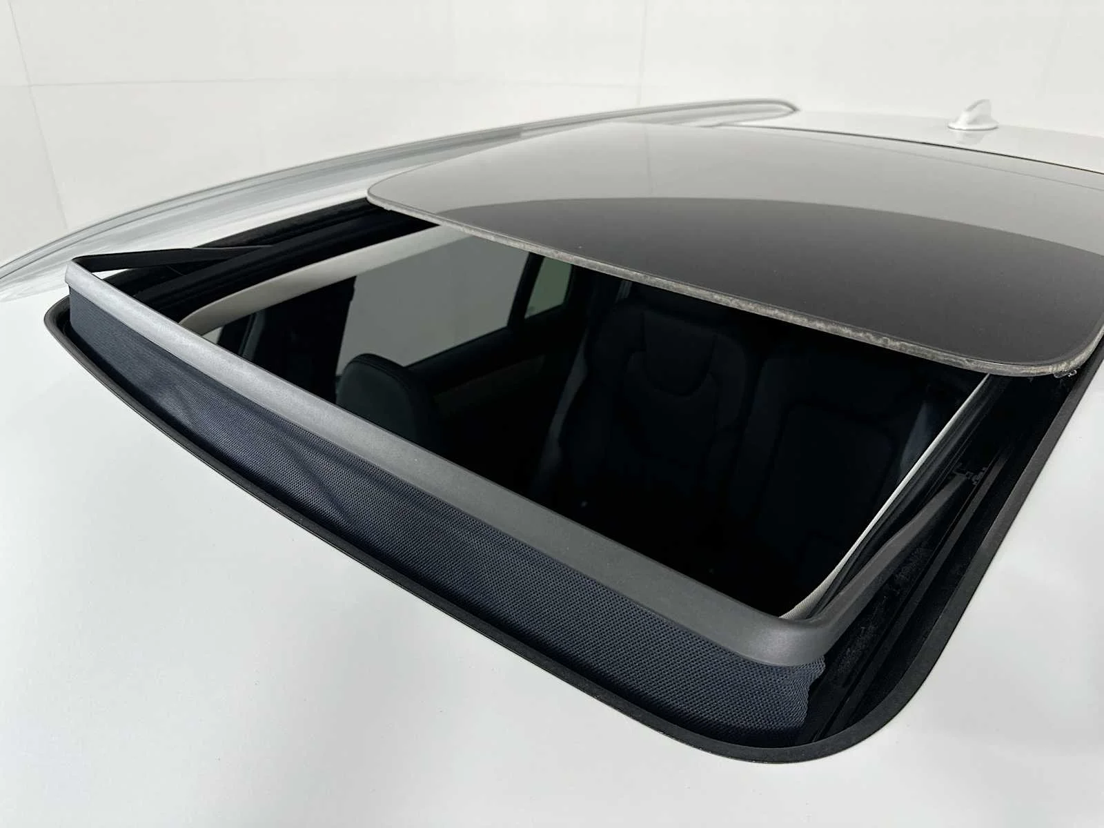 Used 2025 Crystal White Volvo Plus image 20