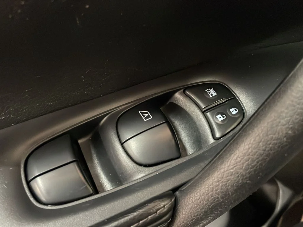 Used 2015 Silver Nissan SV image 39