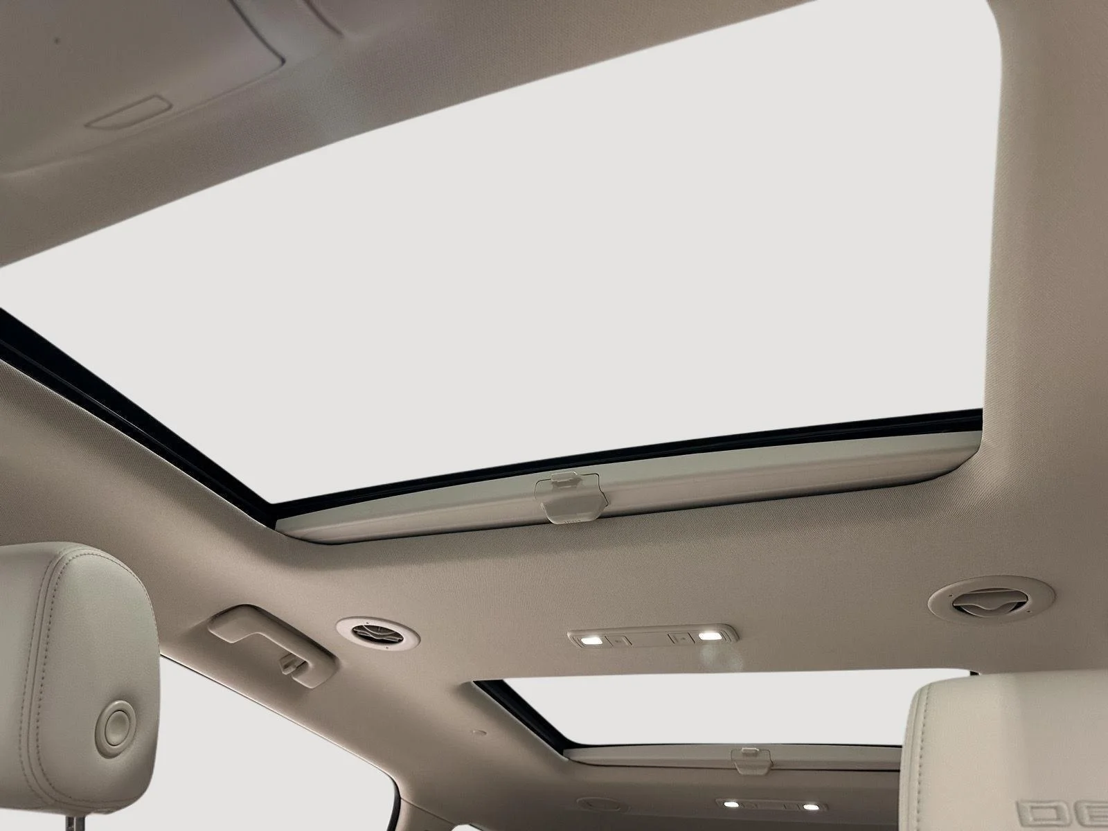 Used 2023 White Frost Tricoat GMC Denali image 18