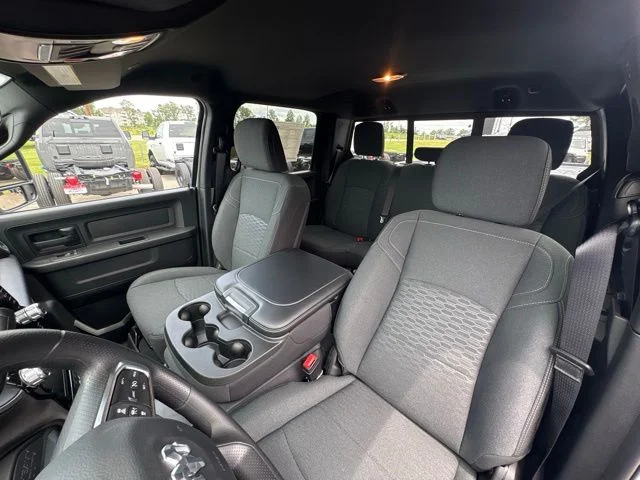 New 2026 Diamond Black Crystal Pearl-Coat Exterior Paint RAM Tradesman image 25