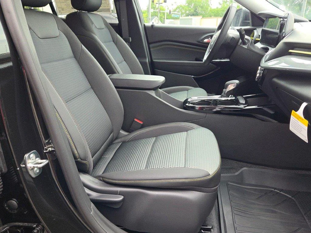 New 2026 Mosaic Black Metallic Chevrolet LT image 4
