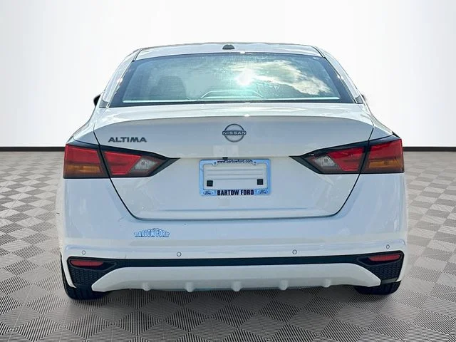 Used 2025 White Nissan 2.5 SV image 6