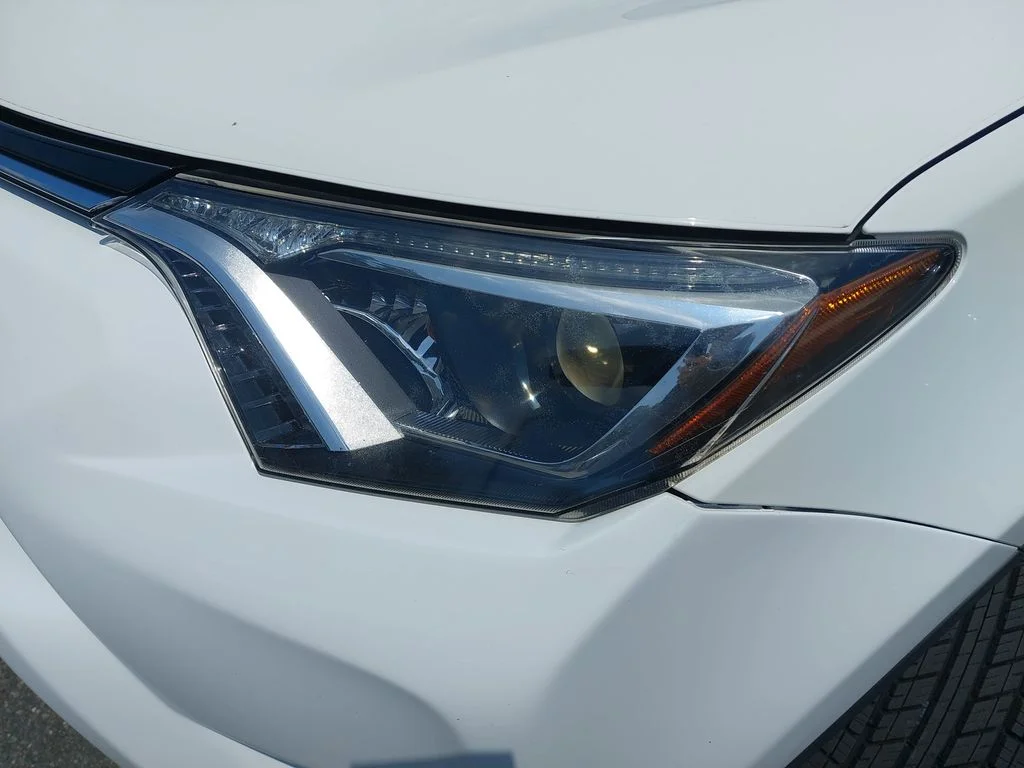Used 2018 White Toyota LE image 28