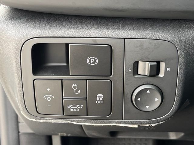 Used 2024 White Hyundai SEL image 17
