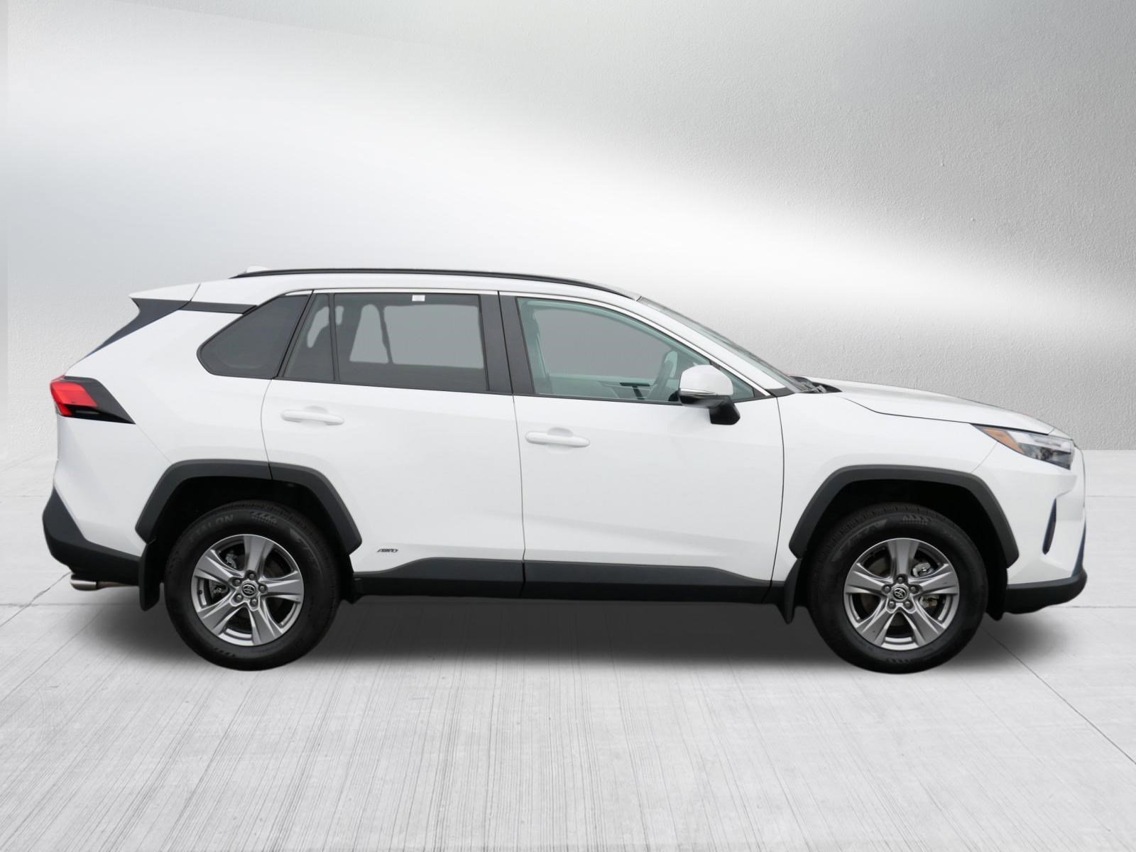 2024 Toyota RAV4 XLE - Photo 8