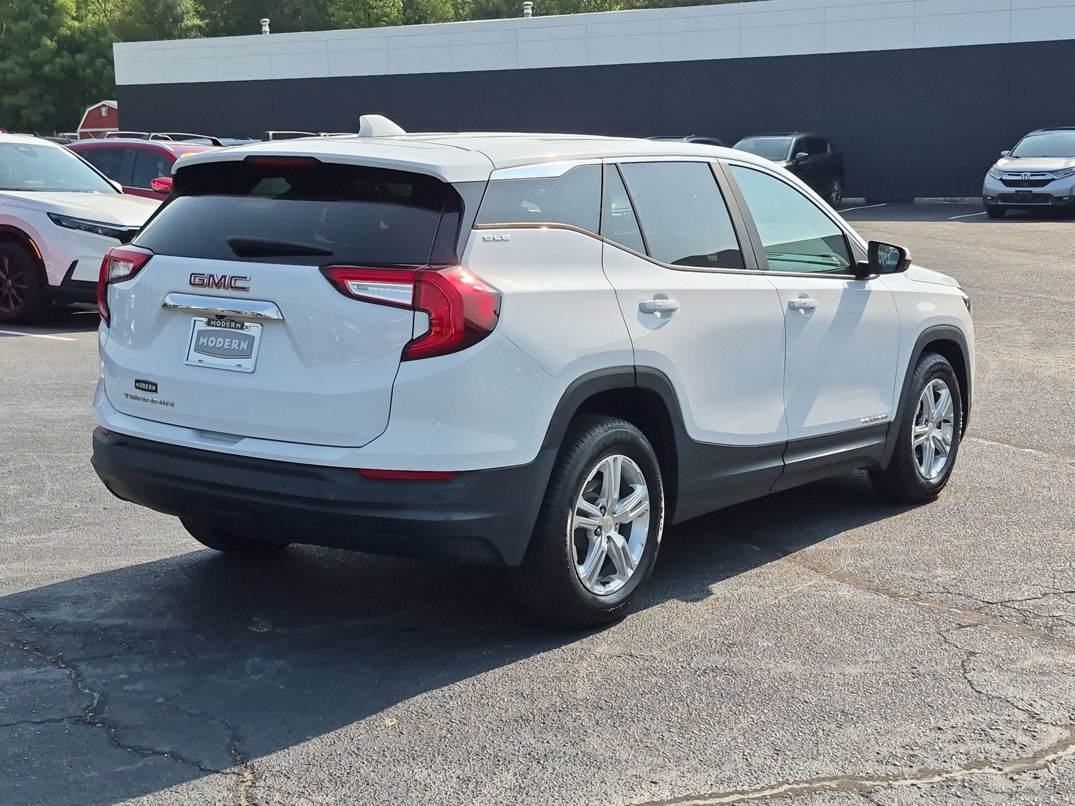 Used 2022 Summit White GMC SLE image 5
