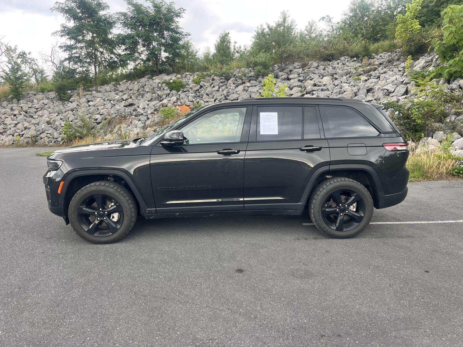 Used 2023 Rocky Mountain Pearlcoat Jeep Limited image 4