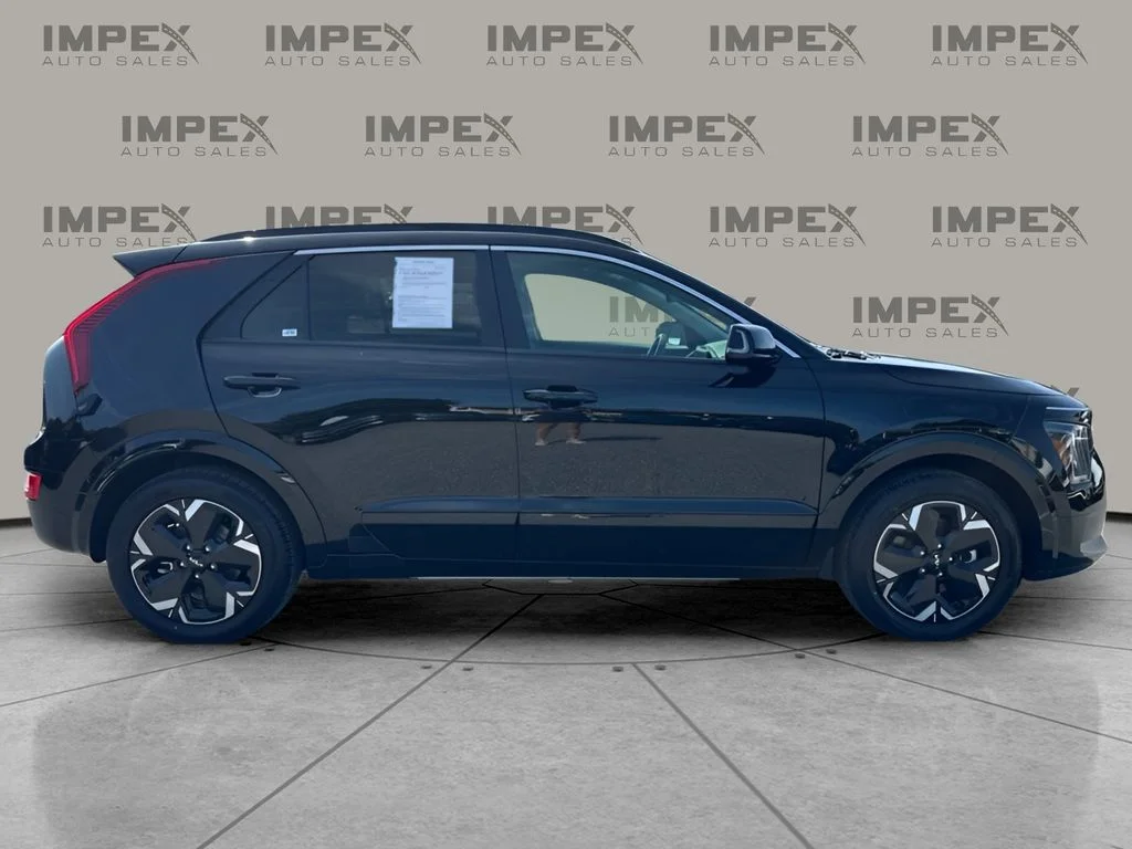 Used 2023 Black Kia Wind image 6