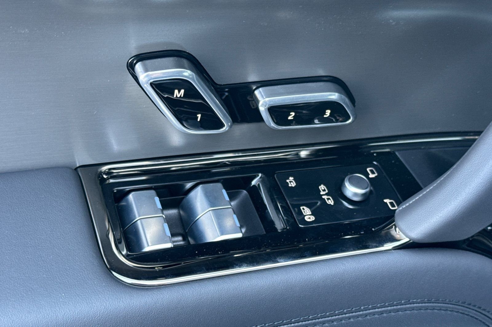 New 2026 Fuji White Land Rover Dynamic SE image 11