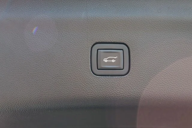 Used 2023 Red Buick Essence image 32