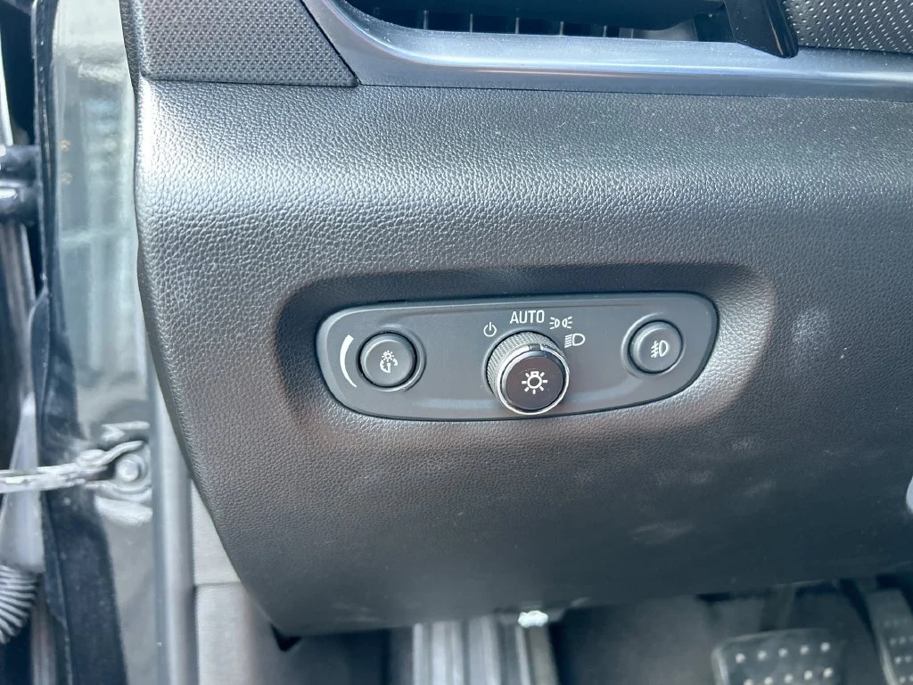 Used 2019 MOSAIC BLACK METALLIC Chevrolet Premier image 20