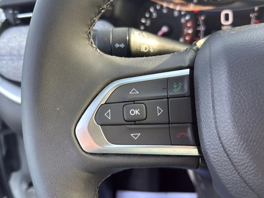 Certified Used 2025 White/off-white Jeep Latitude image 9