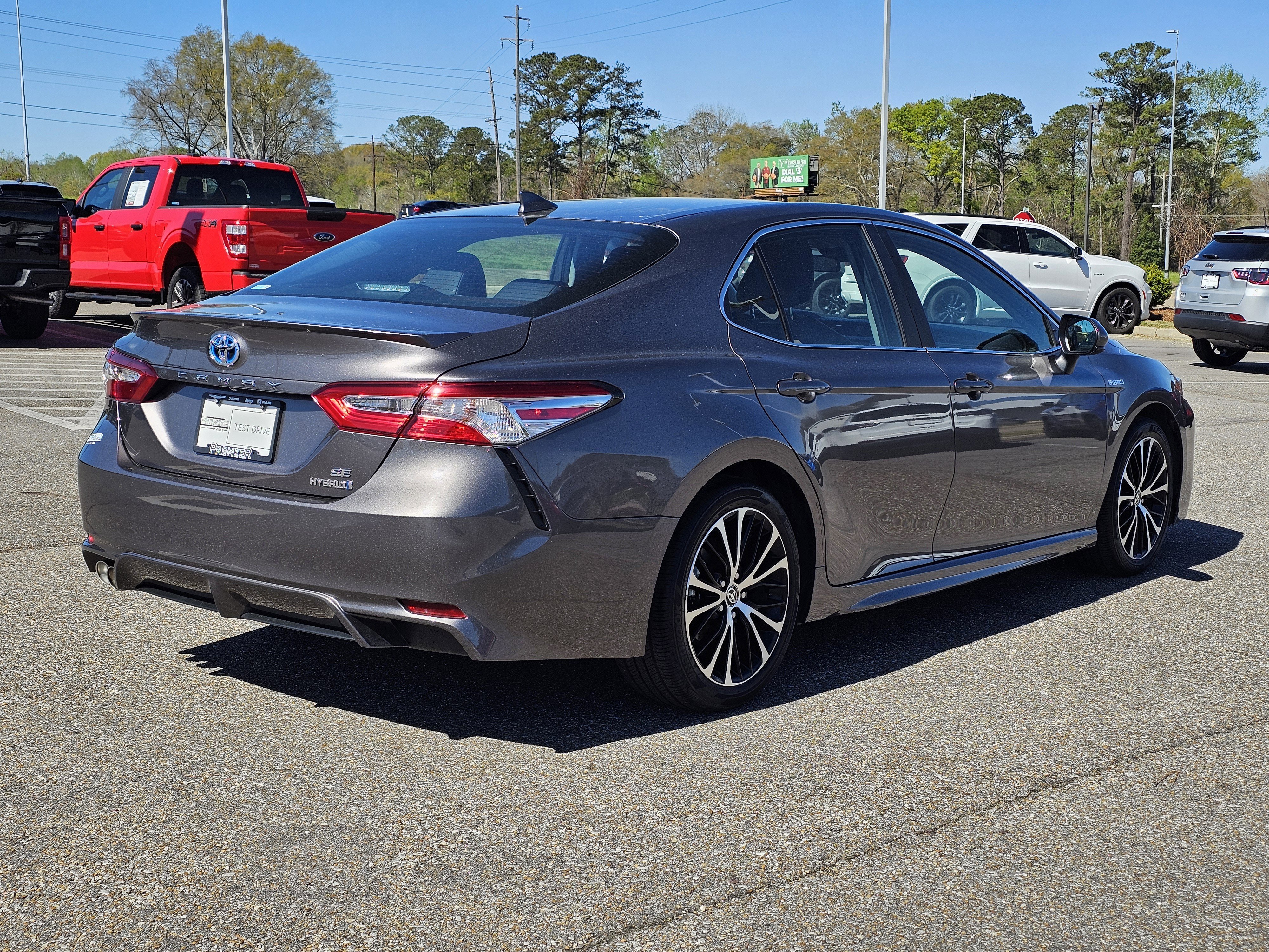 2020 Toyota Camry SE - Photo 8
