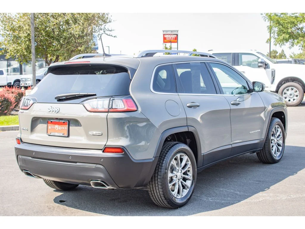 Used 2021 Sting-Gray Clearcoat Jeep Latitude Lux image 8
